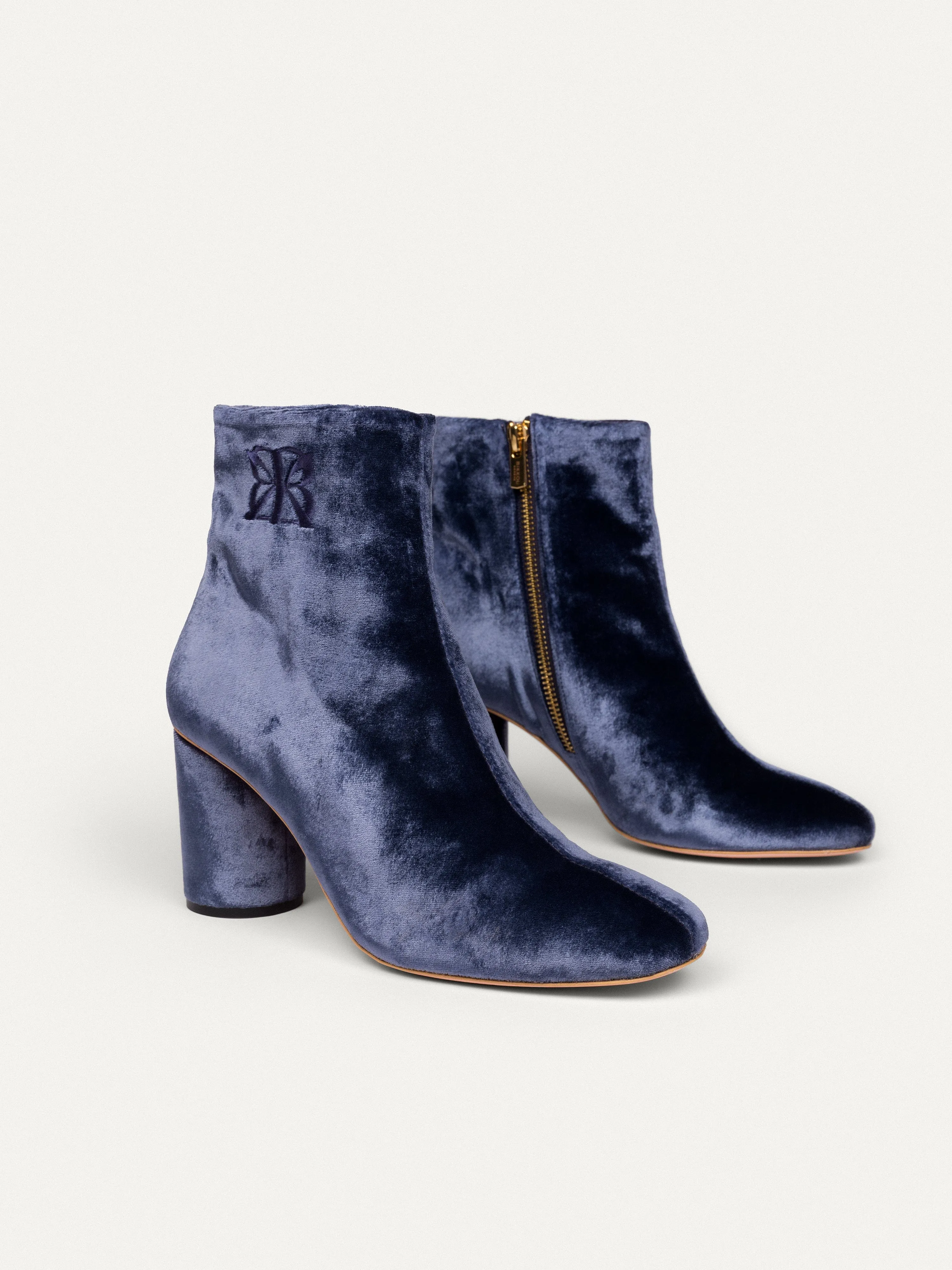18h Expo à la Galerie Bottes à Talons Vegan Velvet | Bleu Indigo
