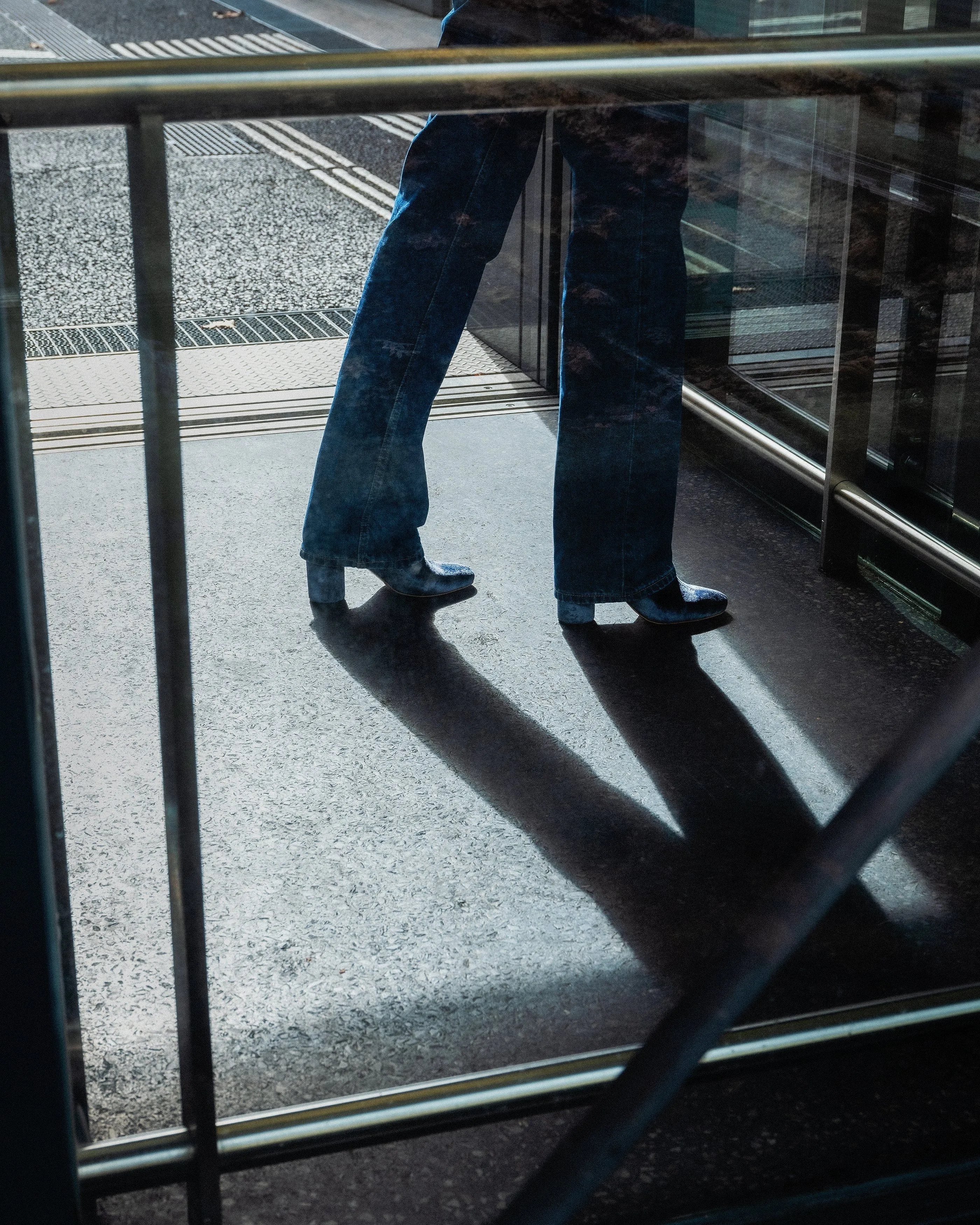 18h Expo à la Galerie Bottes à Talons Vegan Velvet | Bleu Indigo