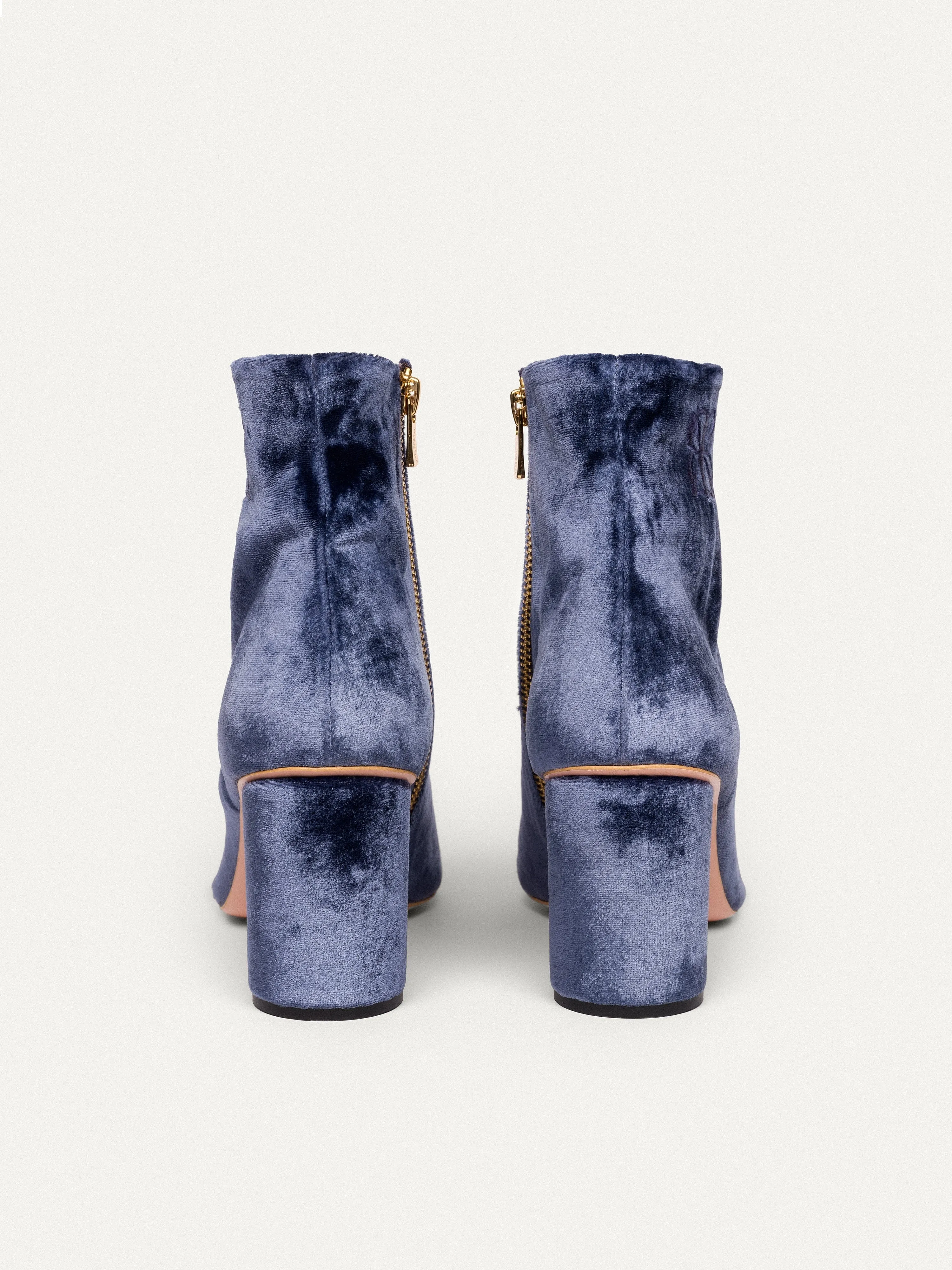 18h Expo à la Galerie Bottes à Talons Vegan Velvet | Bleu Indigo