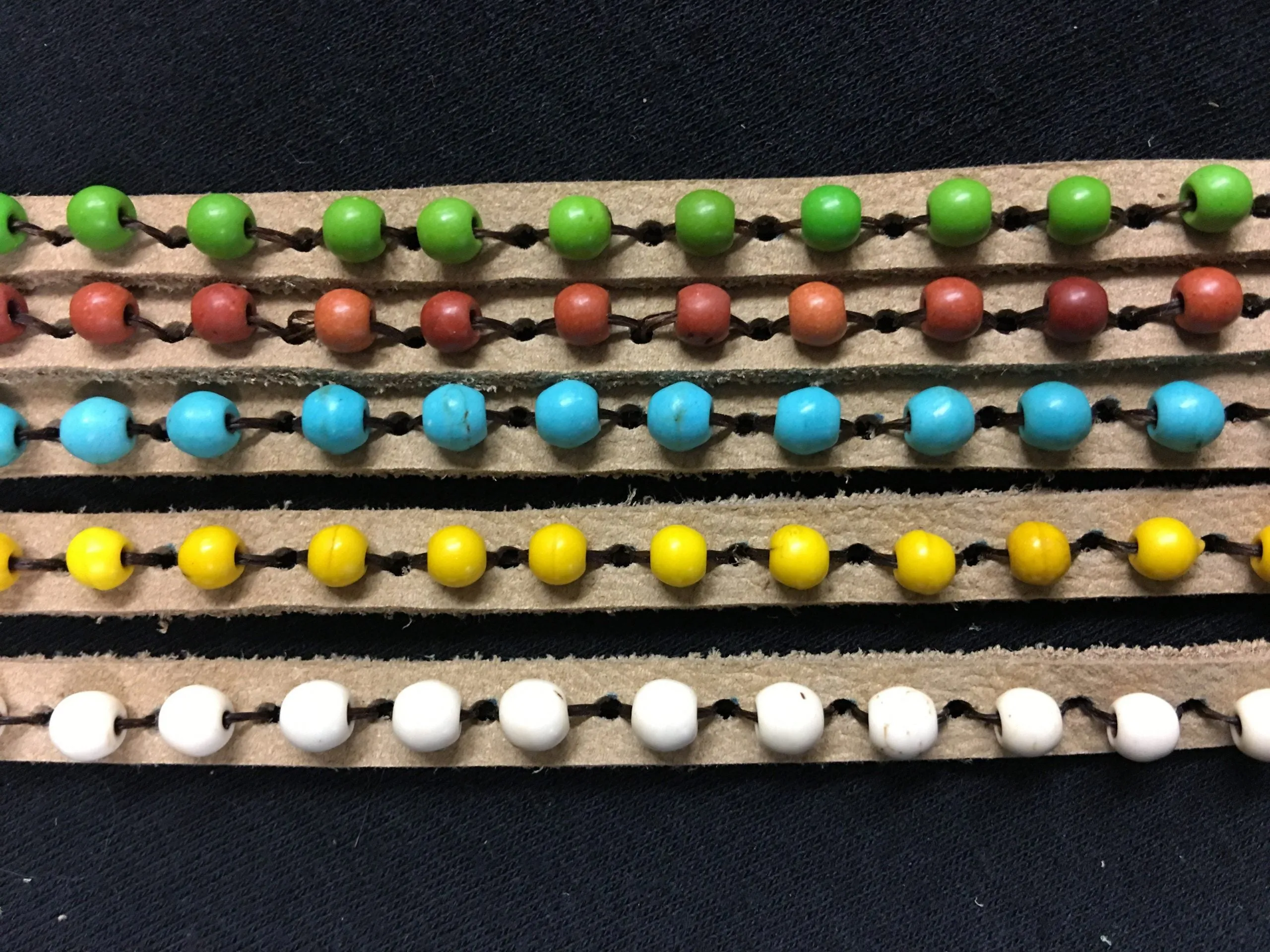 Bracelet en cuir enroulé Bali Queen à cinq brins couleur tan/multicolore