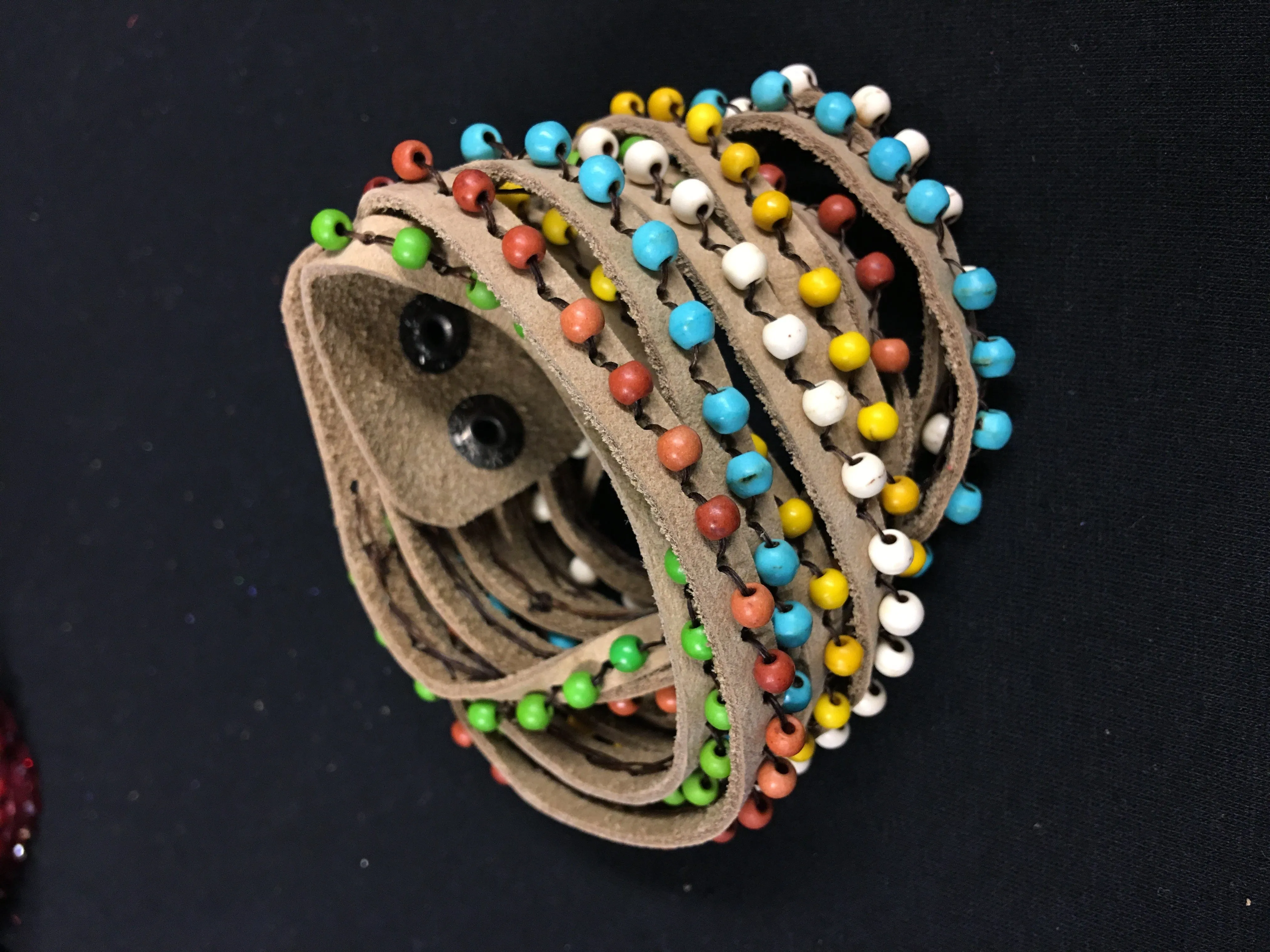 Bracelet en cuir enroulé Bali Queen à cinq brins couleur tan/multicolore