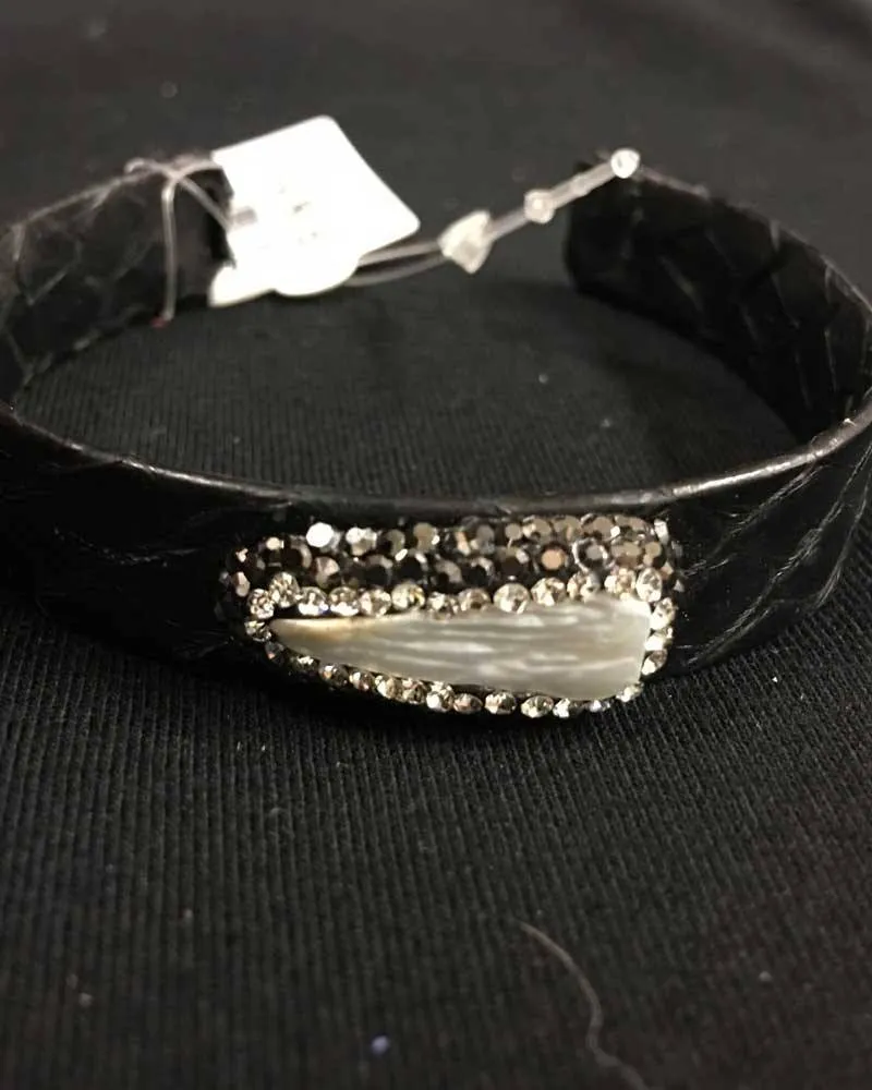 Bracelet en peau de serpent noir à pierre unique