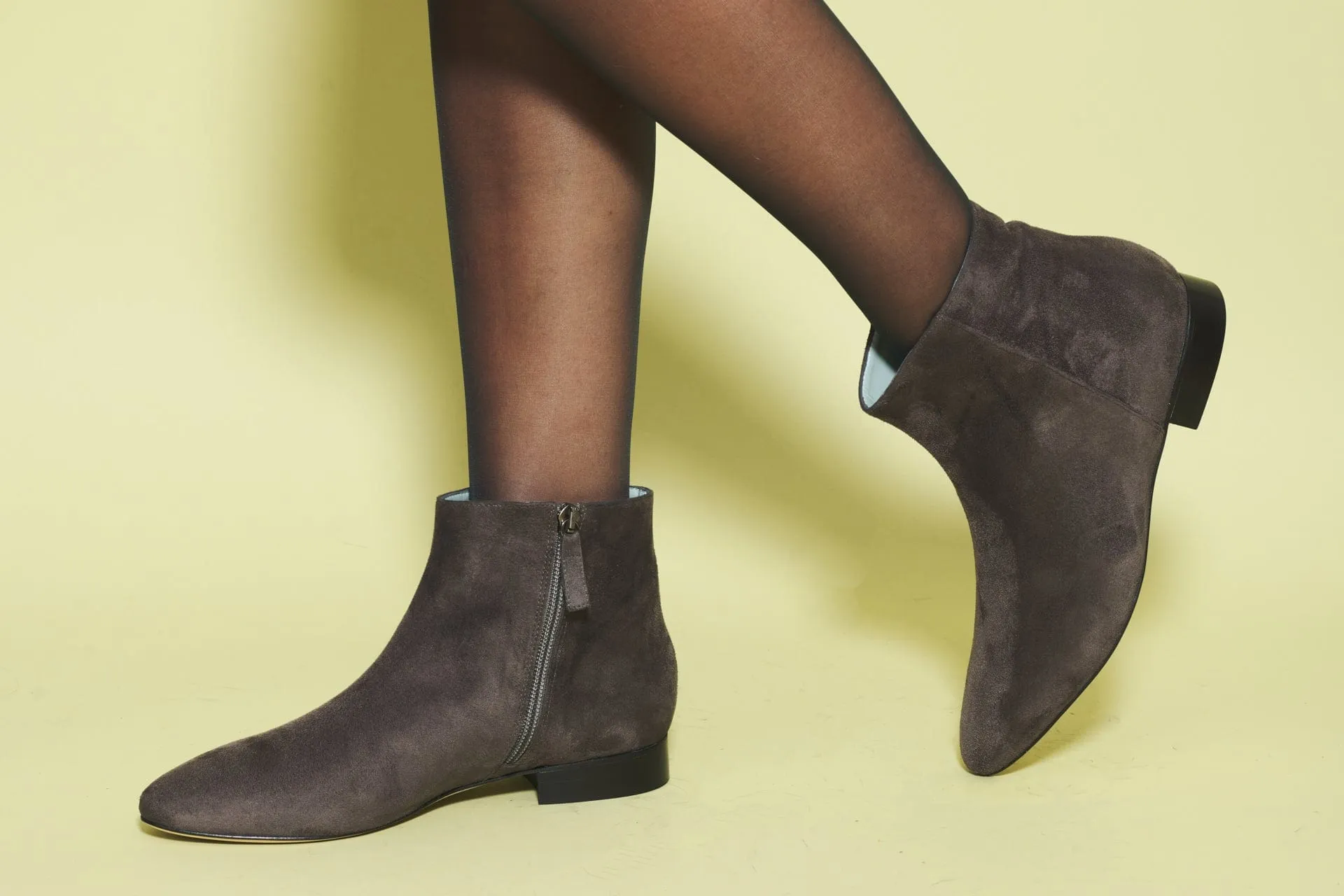 Bottes plates vegan en daim Chiara à la cheville | Gris