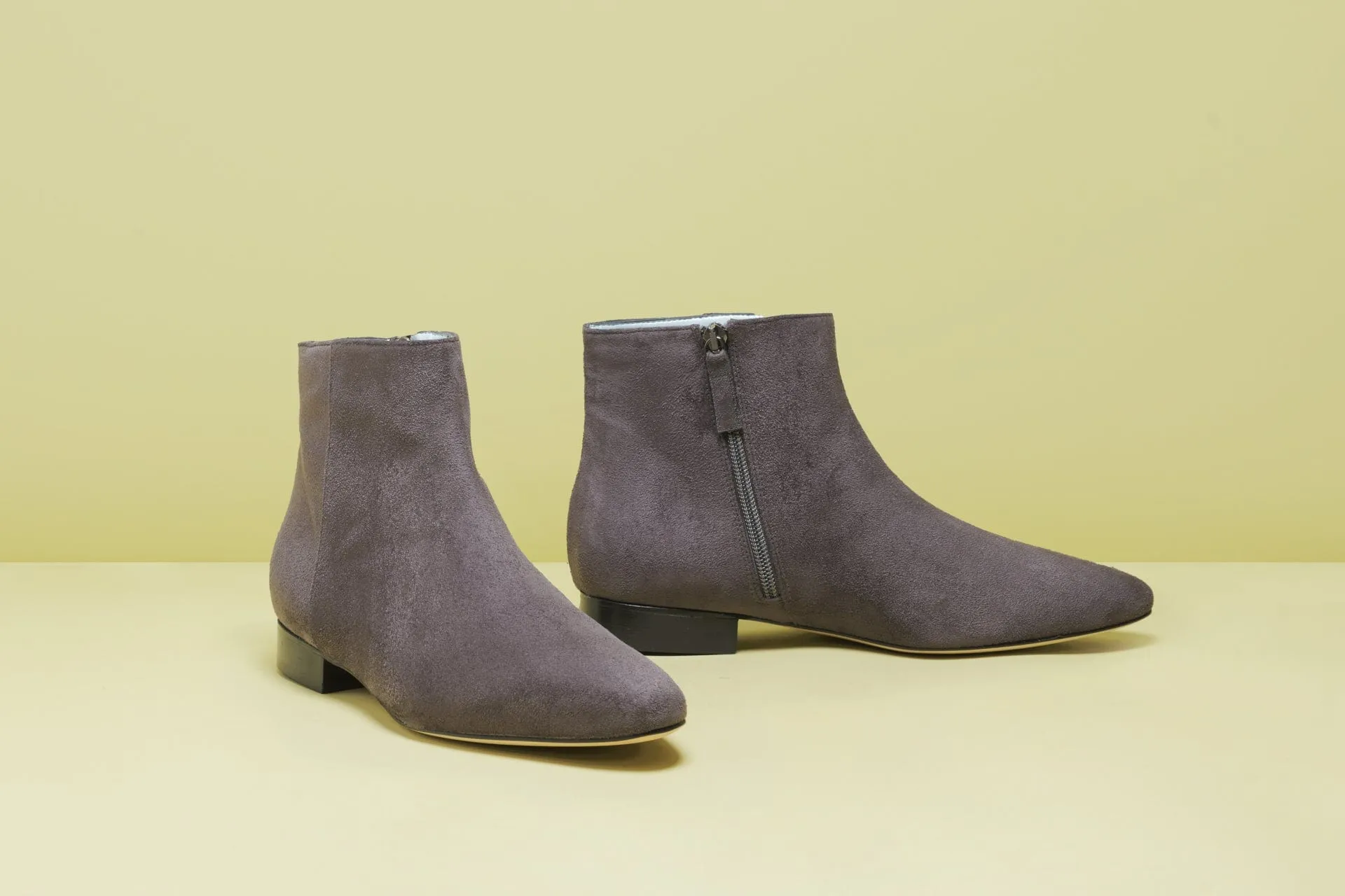 Bottes plates vegan en daim Chiara à la cheville | Gris