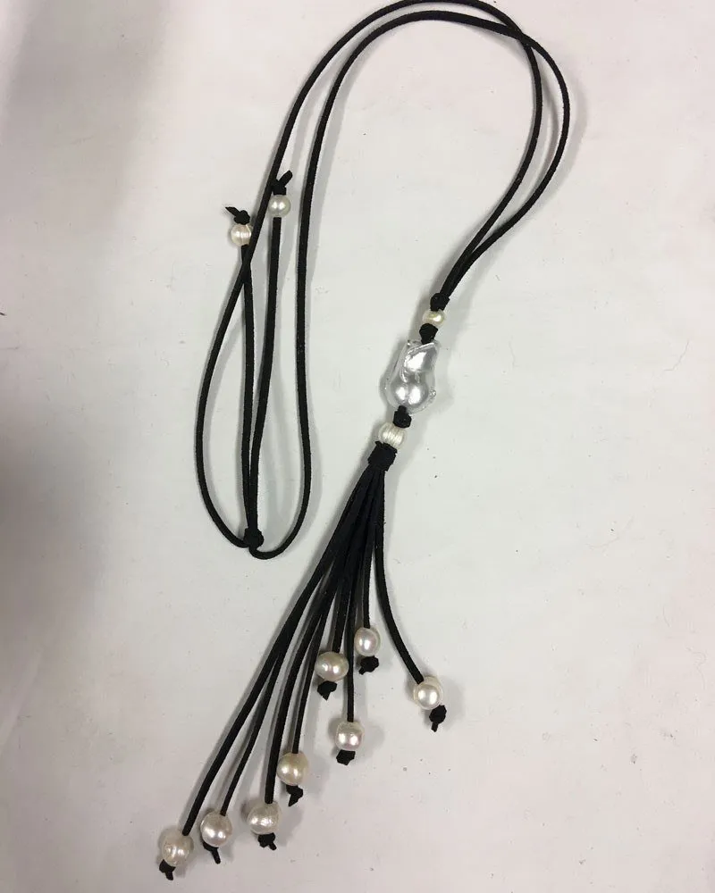 Collier à pompon en perle baroque épaisse et cuir noir