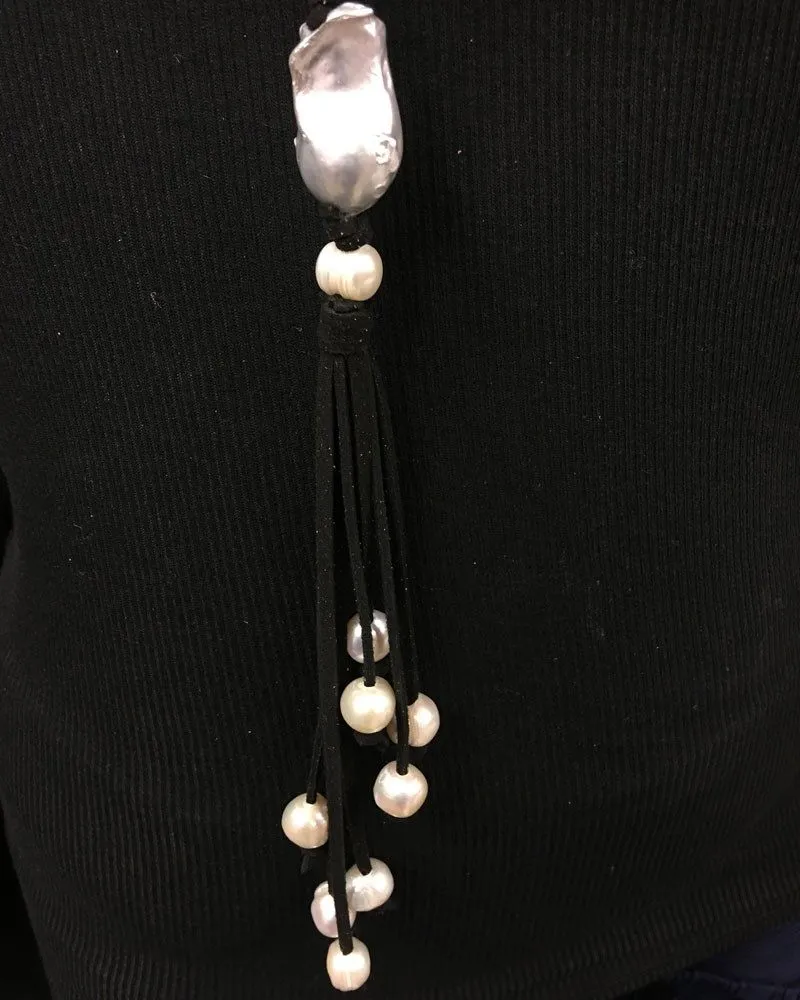 Collier à pompon en perle baroque épaisse et cuir noir