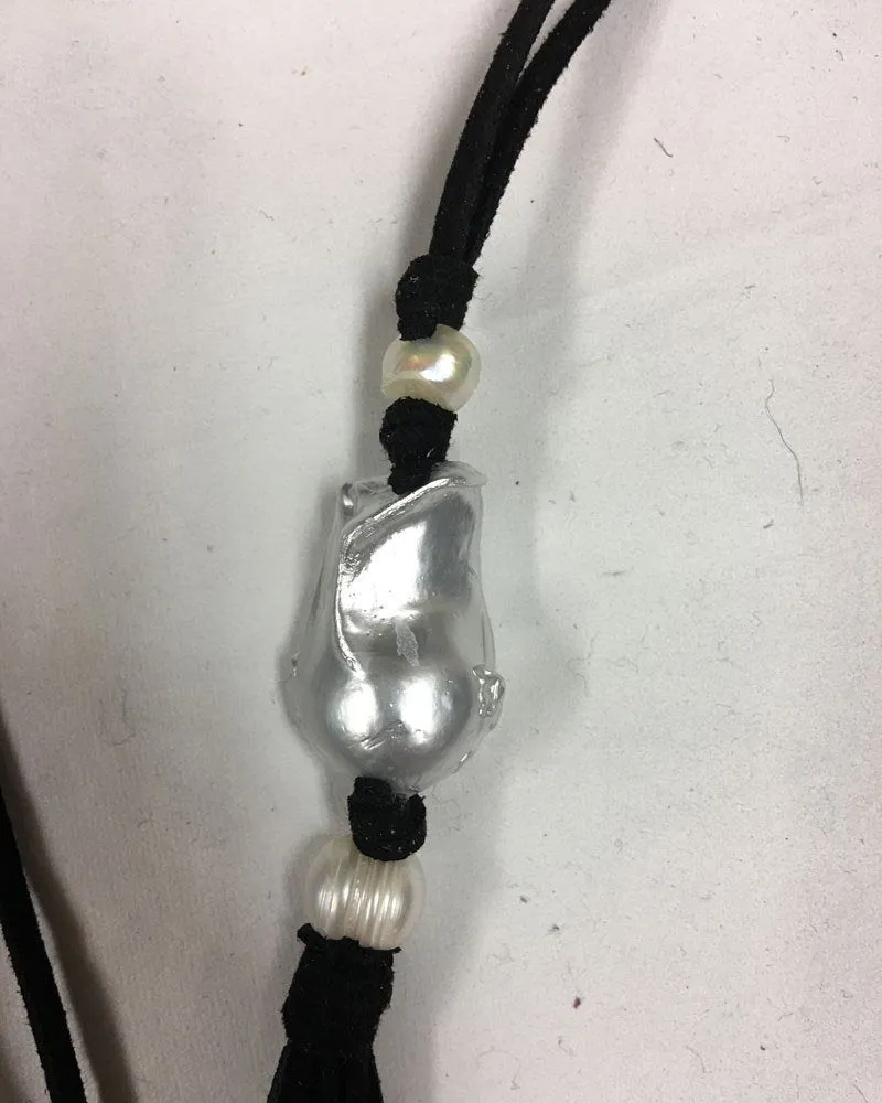 Collier à pompon en perle baroque épaisse et cuir noir