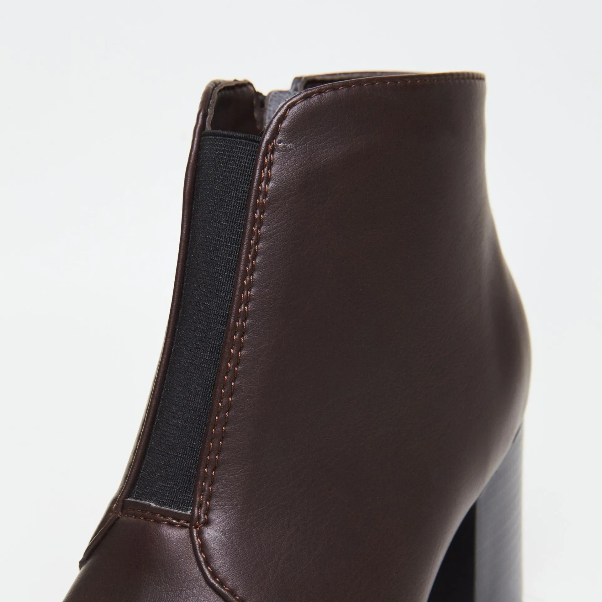 Bottes chelsea à talons en simili-cuir vegan Hana | Chocolat