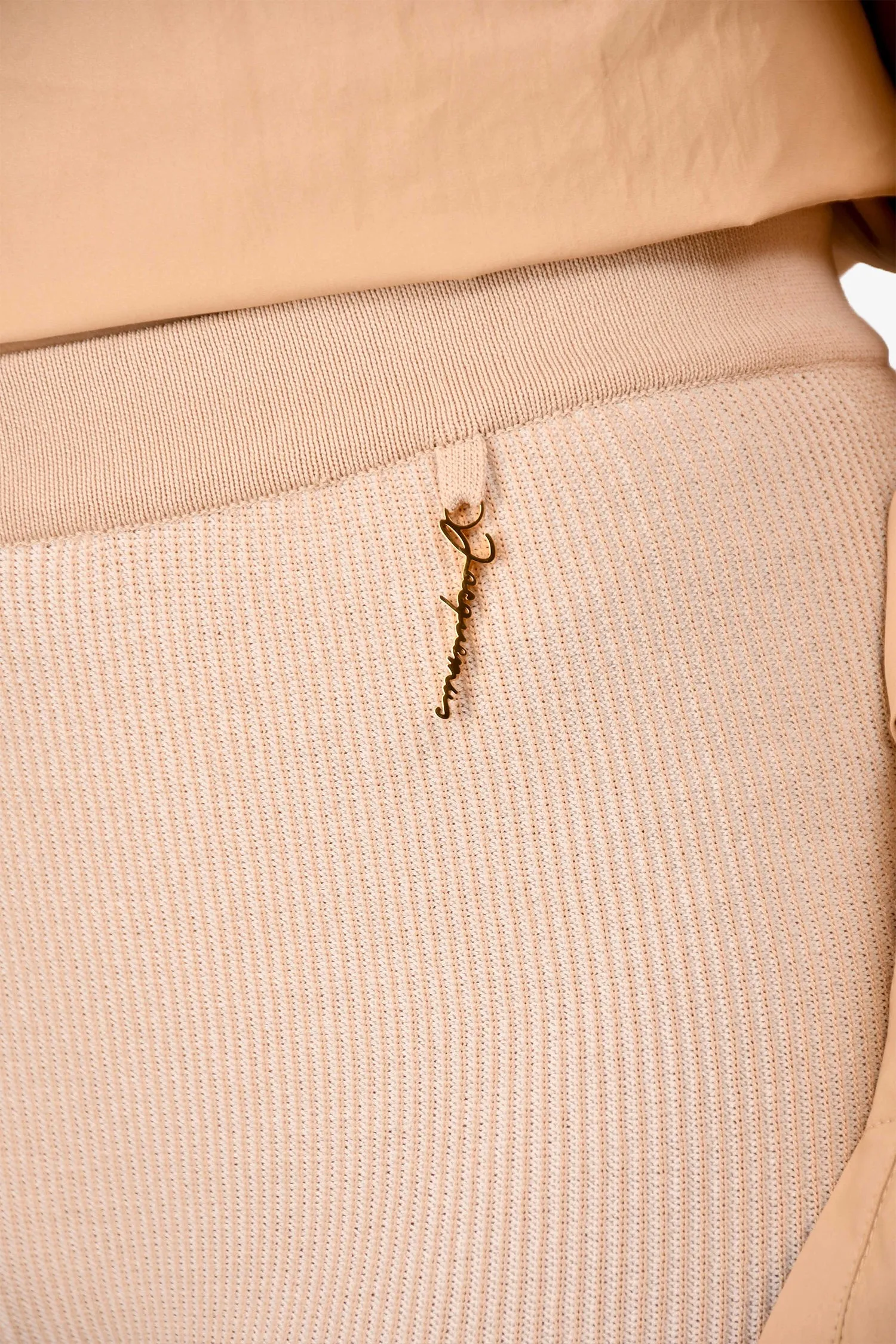 Jacquemus Short en maille côtelée beige Pralu avec charm logo taille 36