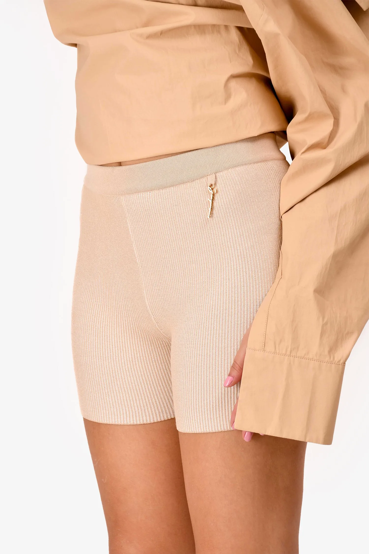 Jacquemus Short en maille côtelée beige Pralu avec charm logo taille 36