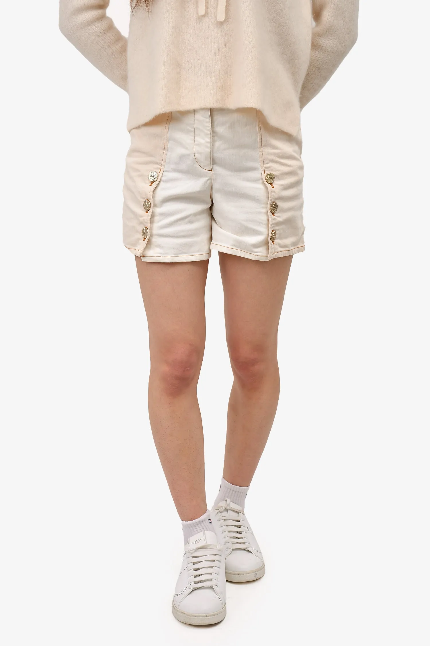 Chanel™ d'occasion 2018 Shorts en jean beige/blanc avec boutons détaillés Taille 34