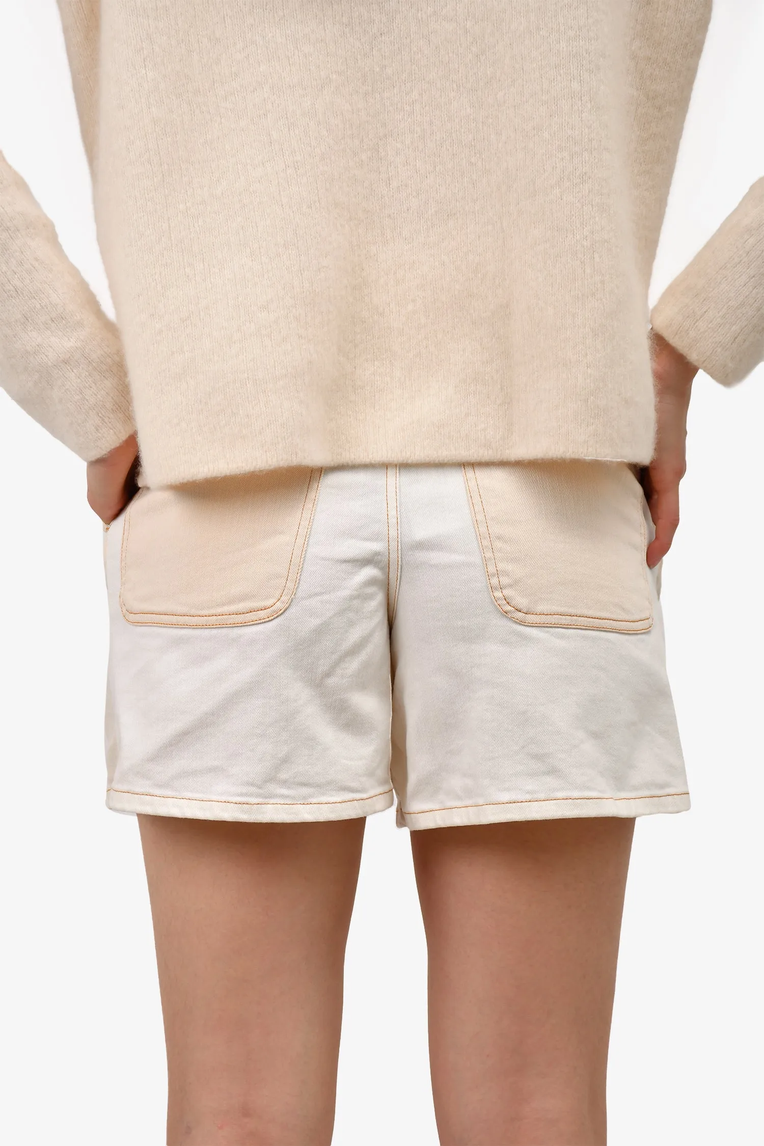 Chanel™ d'occasion 2018 Shorts en jean beige/blanc avec boutons détaillés Taille 34