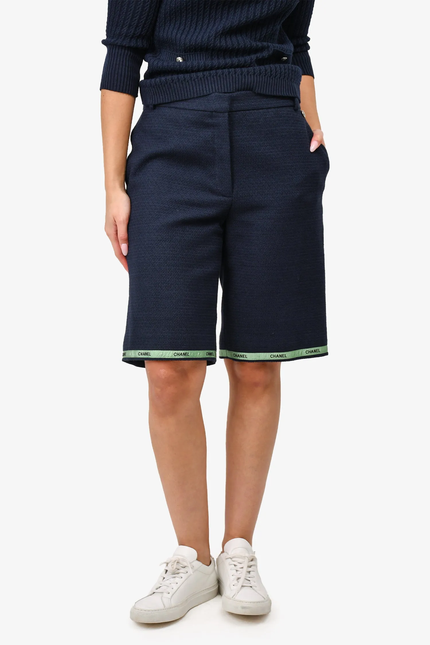 Chanel™ d'occasion 2019 - Shorts longs en tweed de coton bleu marine avec garniture en ruban vert - Taille 42