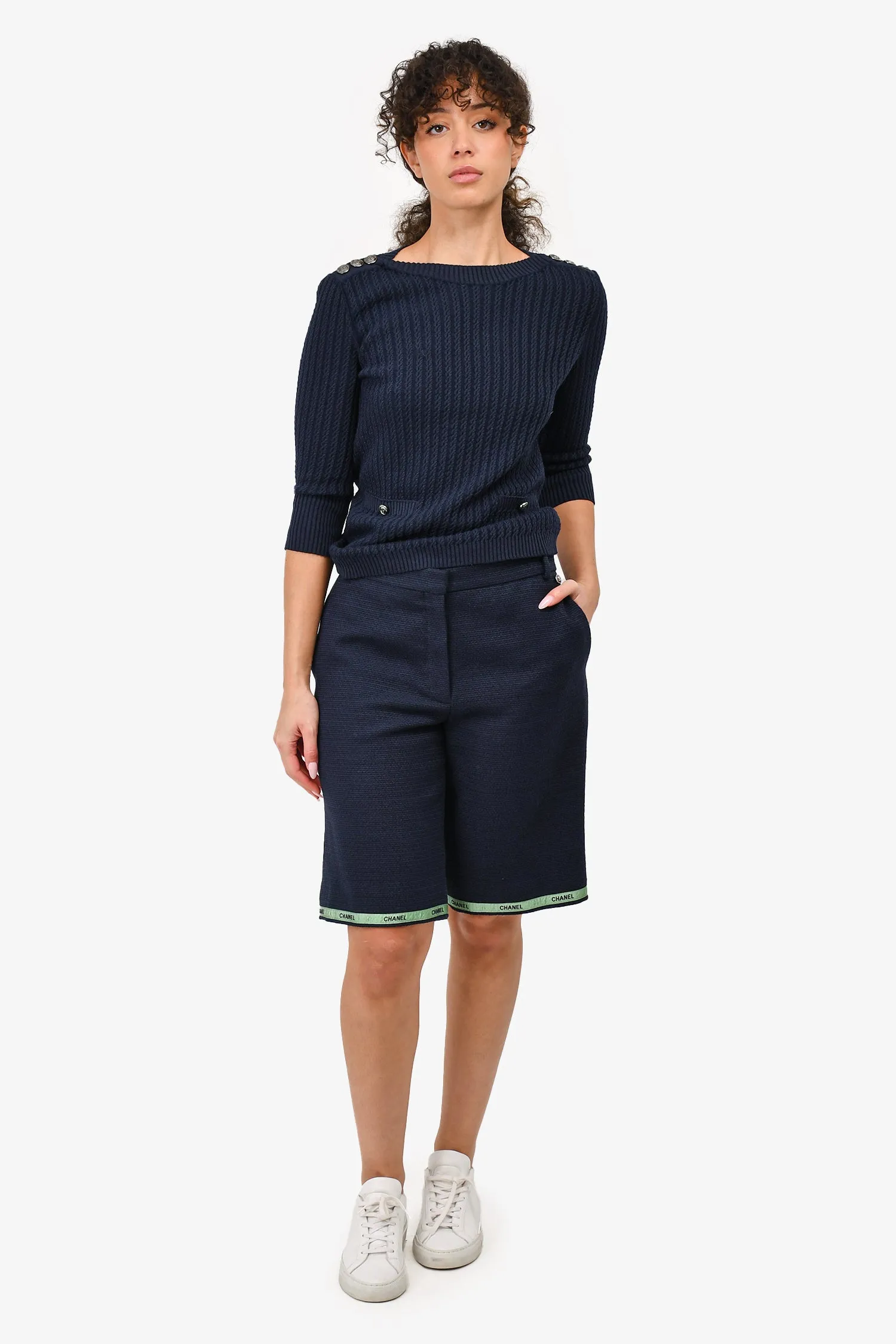 Chanel™ d'occasion 2019 - Shorts longs en tweed de coton bleu marine avec garniture en ruban vert - Taille 42