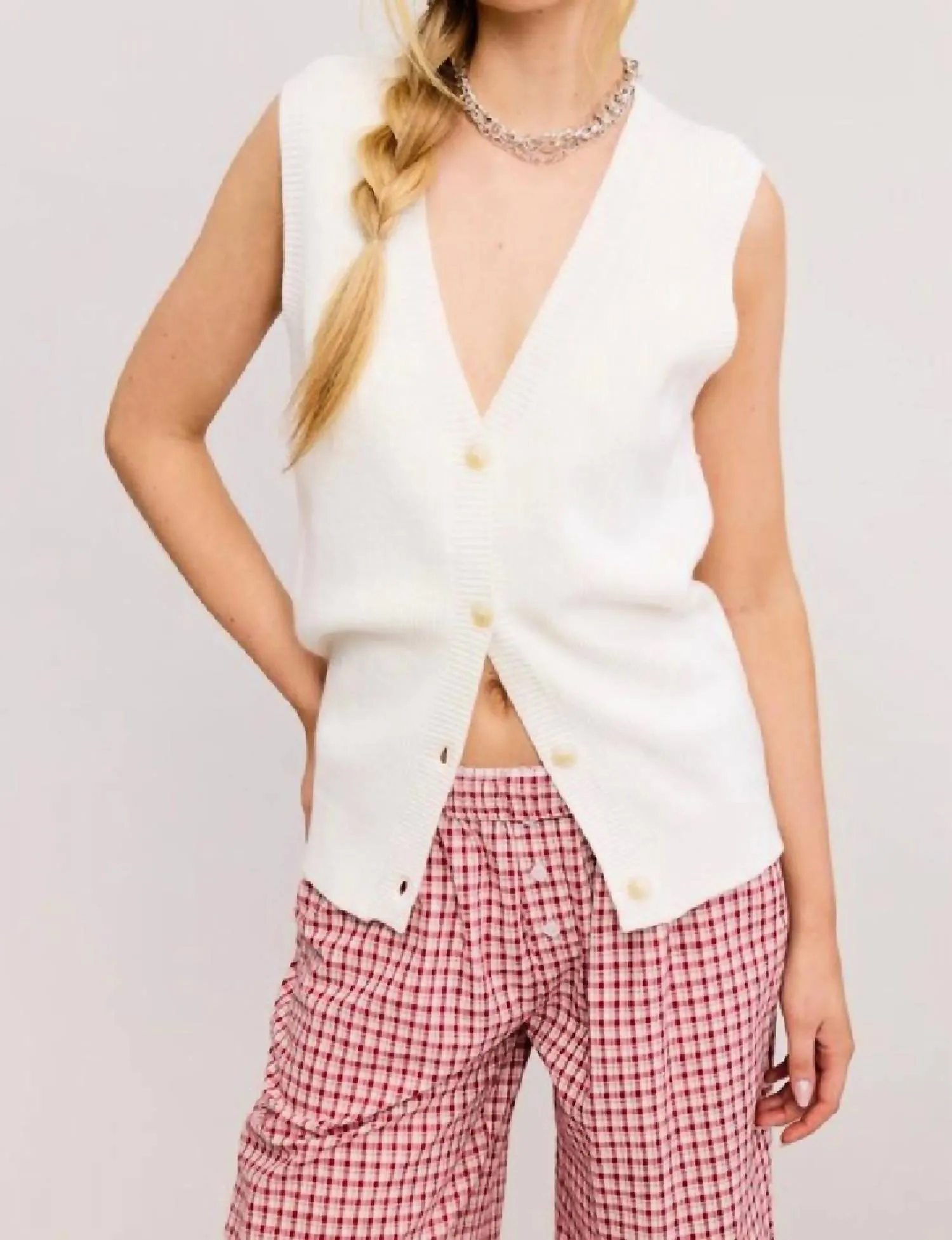 Gilet tricoté sans manches à boutonnage avant en blanc cassé
