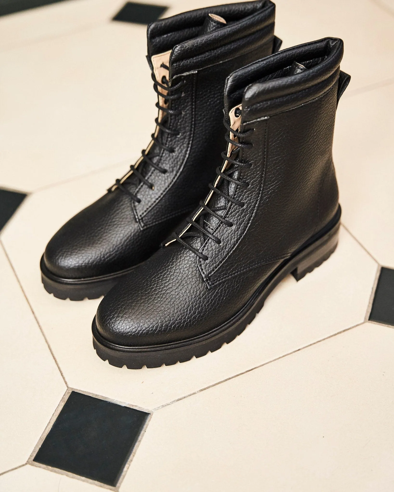 Bottes de combat en similicuir végan Suspicion Apple | Noir