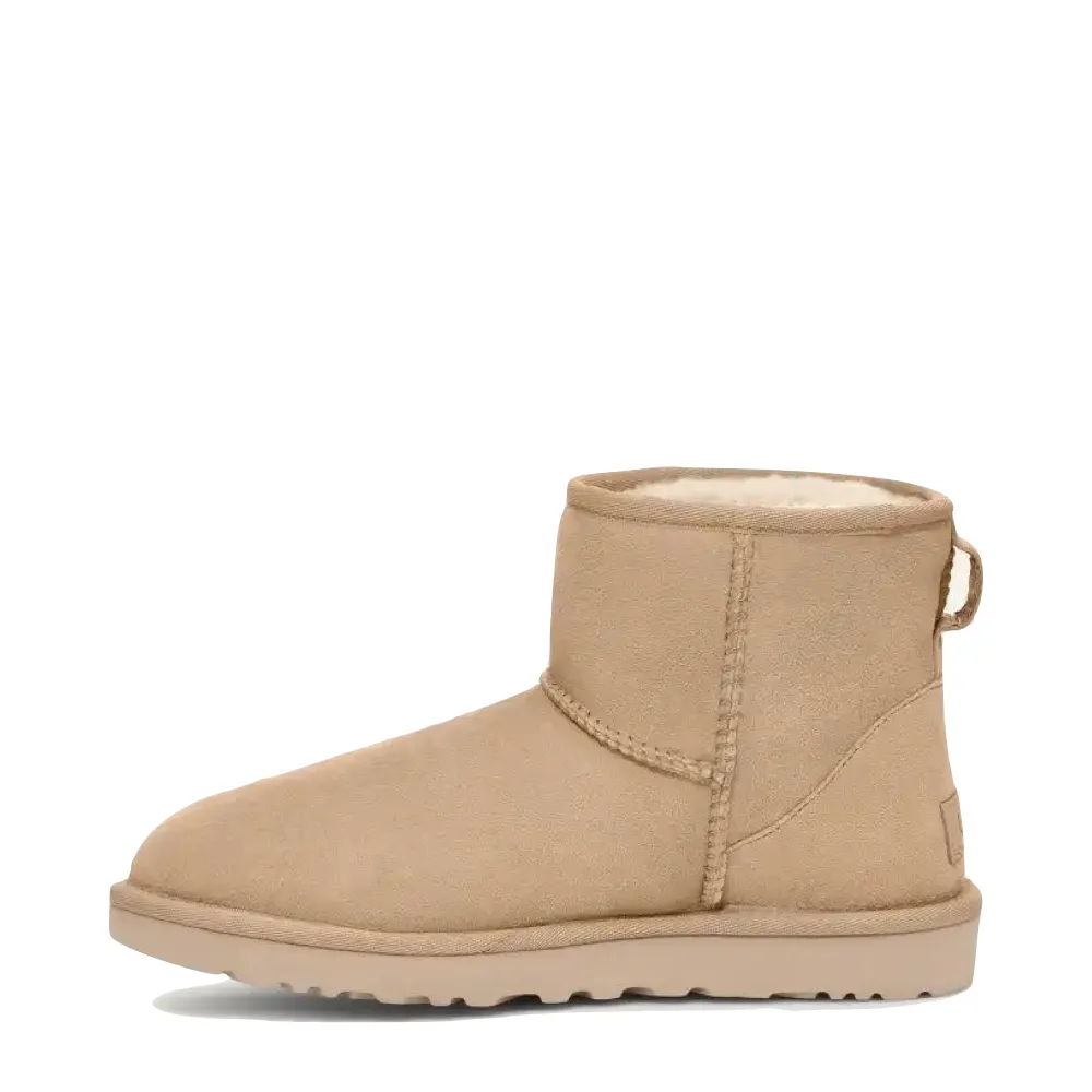 UGG Bottes en peau de mouton Classic Mini II pour femme en couleur sable
